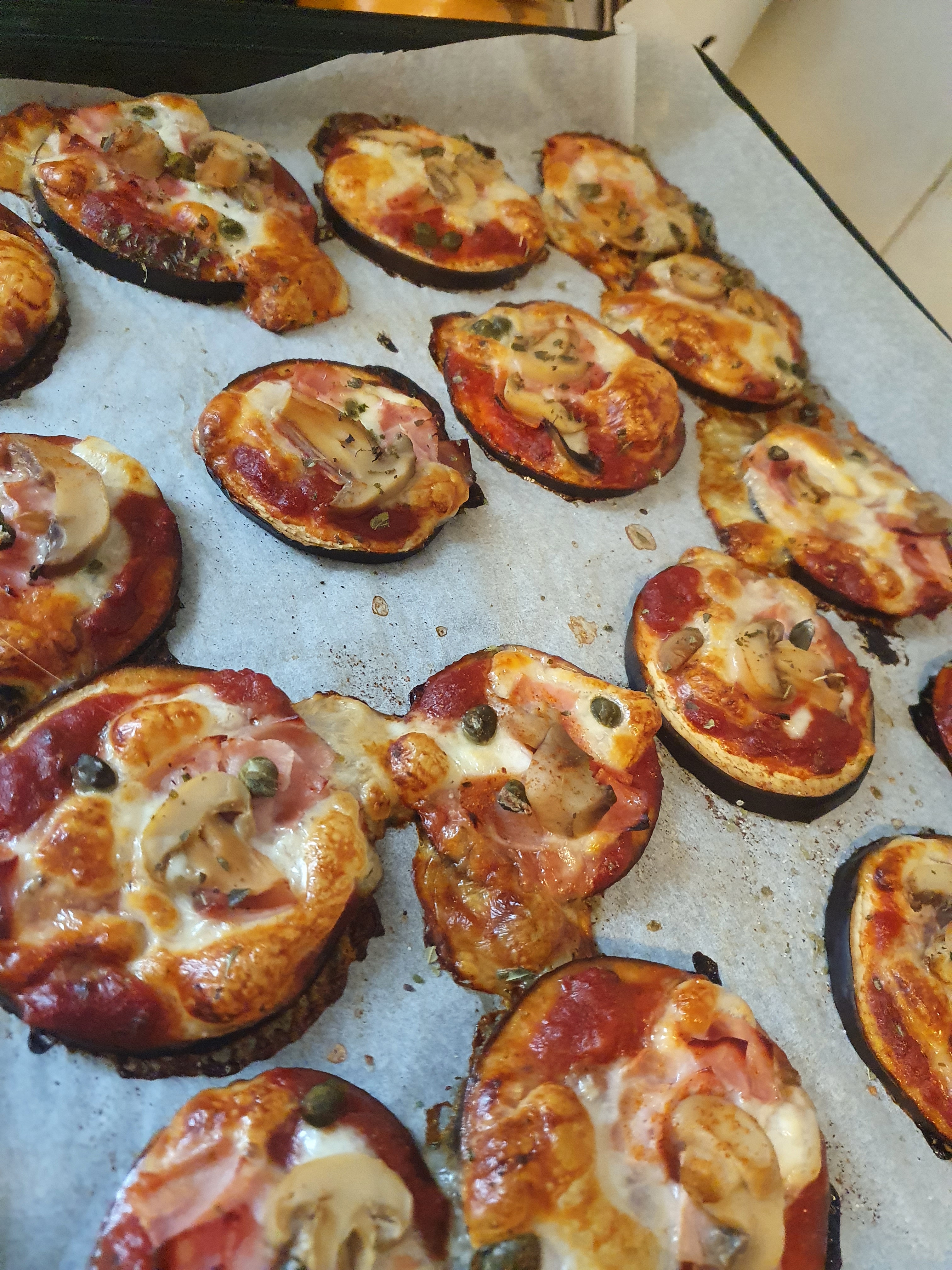 Mini pizza sans gluten à l'aubergine après cuisson