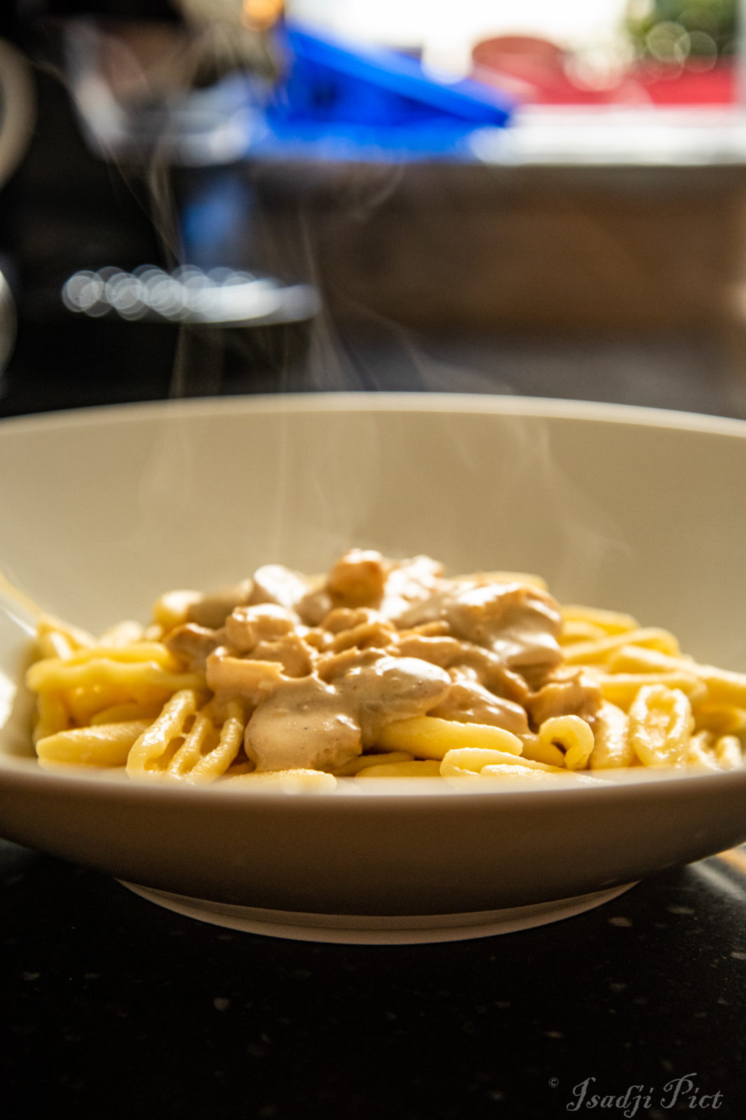 Cicatelli de Farabella, pâtes fraîches sans gluten sauce à la crème avec du poulet et des champignons